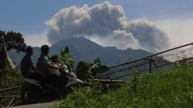 Gunung Merapi erupsi.