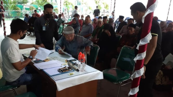 Pelayanan pembuatan paspor jemaah haji di Jakarta Barat.