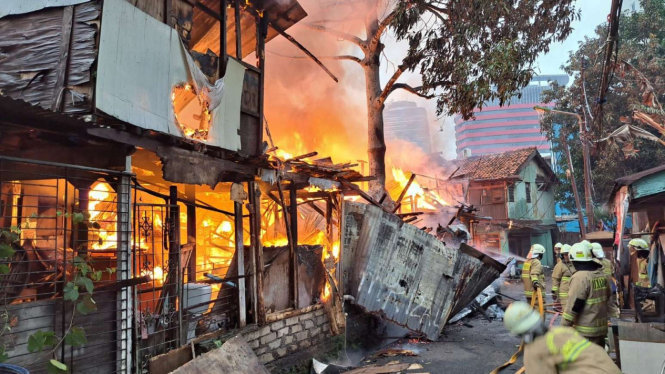 Lapak atau bangunan rumah di Setiabudi, Jakarta Selatan ludes terbakar.