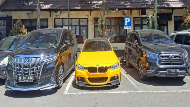 Tiga mobil milik Wahyu Kenzo di Mapolresta Malang