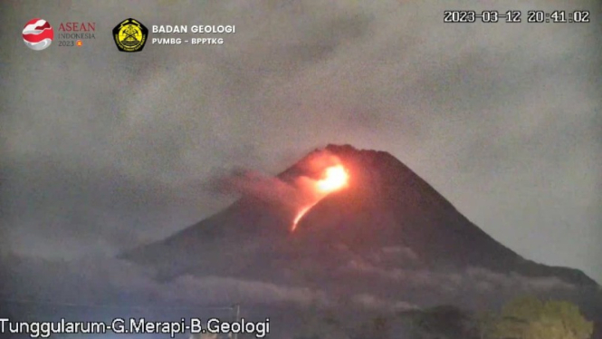 Gunung Merapi yang berada di perbatasan Jawa Tengah dan Yogyakarta ini meluncurkan guguran lava pijar.