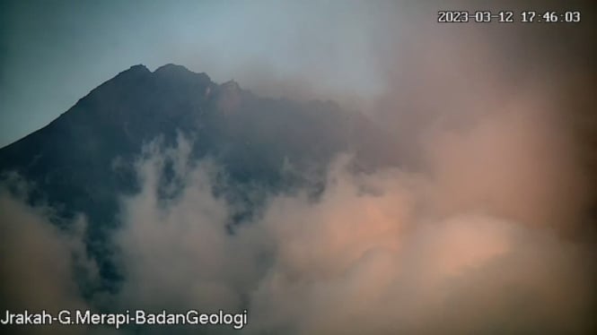 Gunung Merapi yang berada di perbatasan Jawa Tengah dan Yogyakarta ini meluncurk