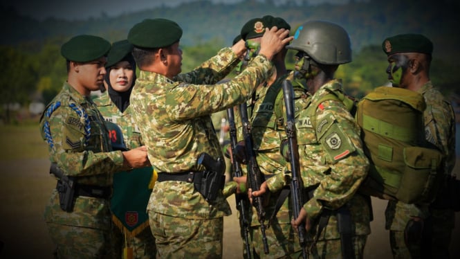 VIVA Militer: LetJen TNI Maruli pakaikan baret Kostrad.