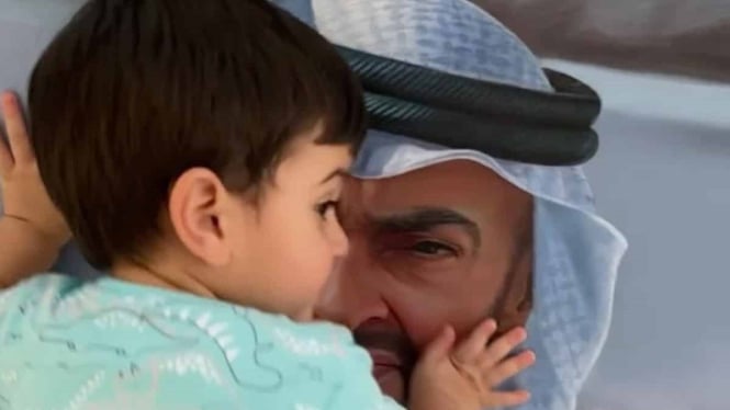 Momen Rashid mencium potret presiden Dubai, Sheikh Mohamed bin Zayed Al Nahyan