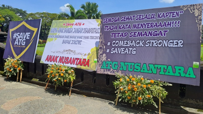 Karangan bunga dukungan untuk Wahyu Kenzo bertebaran di Alun-Alun Tugu Malang