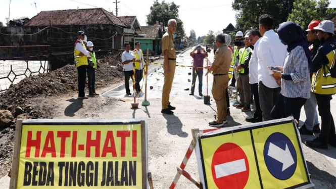 Ganjar Pranowo mengecek perbaikan jalan di Jalan Raya Solo-Purwodadi