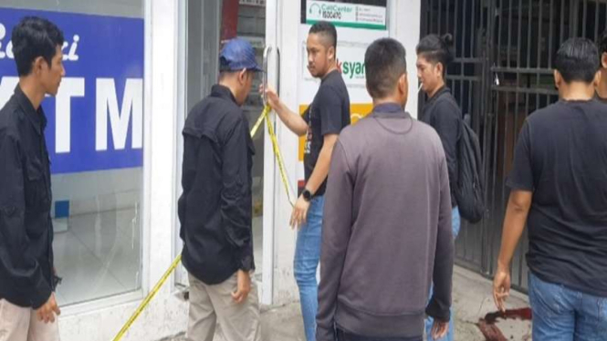 Polisi melakukan olah TKP perampokan ATM di Riau