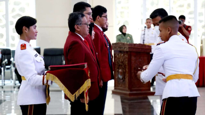 Sekjen PDIP Hasto Kristiyanto Terima Penghargaan Mahasiswa Terbaik Unhan