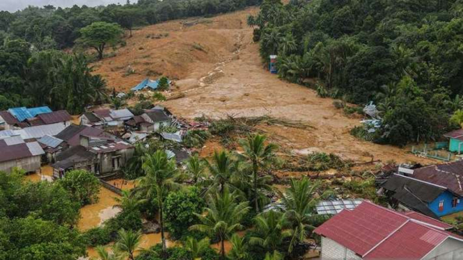 Foto udara bencana tanah longsor di Kecamatan Serasan, Kabupaten Natuna, Kepulauan Riau, Selasa, 7 Maret 2023.