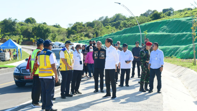 Presiden Jokowi saat peresmian Jalan Akses Labuan Bajo - Golo Mori di KM 16