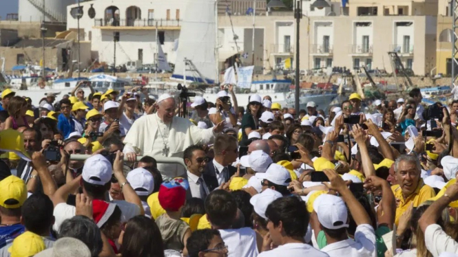 Paus Fransiskus melakukan perjalanan ke pulau Lampedusa di Italia selatan.