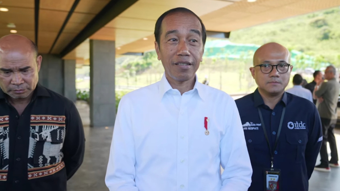 Presiden Jokowi meninjau kesiapan venue KTT ASEAN ke-42 di Golo Mori, NTT