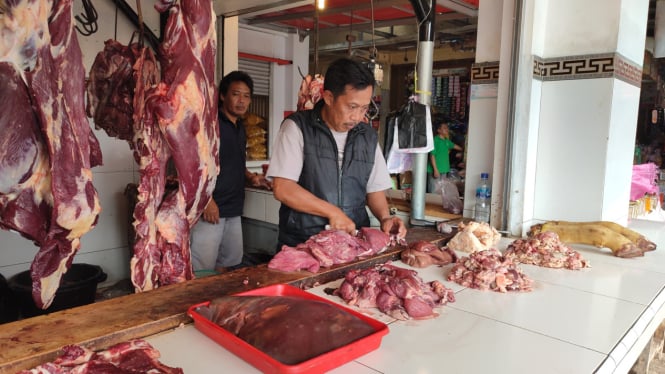 Pedagang daging sapi di Pasar.