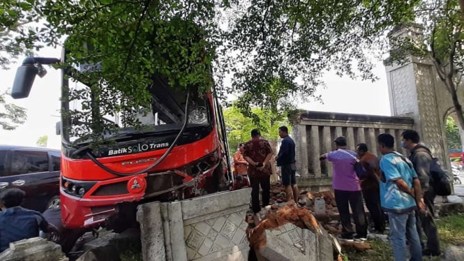 Gapura batas kota Keraton Kasunanan Surakarta yang merupakan peninggalan masa kejayaan Raja Paku Buwono X di Jurug hancur ditabrak Bus Batik Solo-Trans (BST) pada Selasa pagi, 14 Maret 2023.