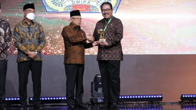 Wakil Presiden RI, KH Maruf Amin berikan penghargaan Universal Health Coverage
