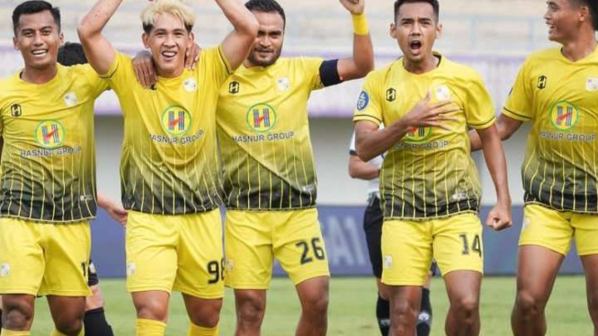 Pemain Barito Putera rayakan gol