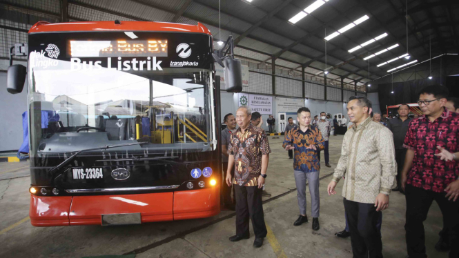 Serah Terima Bus Listrik VKTR