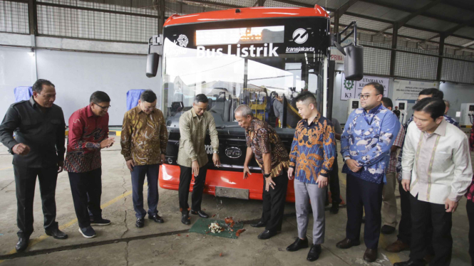 Serah Terima Bus Listrik VKTR