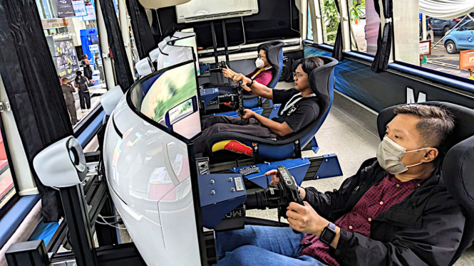 VIVA Otomotif: Simulator balap mobil F1 di Mobil1 Bus