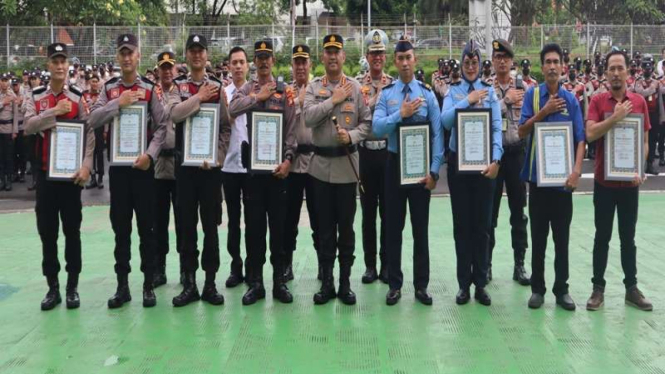 Polres Bandara Soekarno Hatta menyerahkan penghargaan