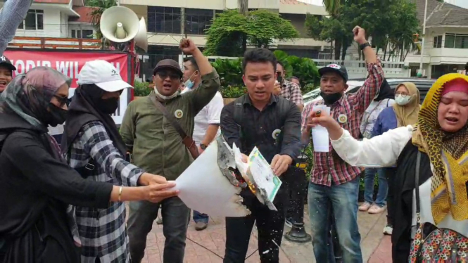 Calon PPAT gelar aksi bakar ijazah di depan Kementerian ATR/BPN