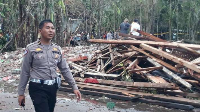 Seorang polisi berjalan melintasi area rumah rumah yang hancur akibat ledakan bubuk mesiu di Dusun Tegalrejo, Desa Karangbendo, Kecamatan Ponggok, Kabupaten Blitar, Jawa Timur.