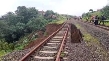 Penampakan Ngeri Rel KA Pangrango Bogor-Sukabumi: Tergantung Akibat Longsor