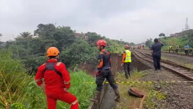 Penampakan jalur double track KA Bogor-Sukabumi yang longsor.