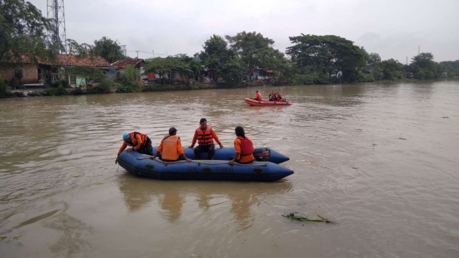 Pencarian korban hilang di irigasi jembatan KW VI Karawang Barat, Karawang, Jawa Barat