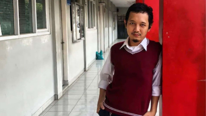 Profil Guru yang dipecat gegara kritik Ridwan Kamil