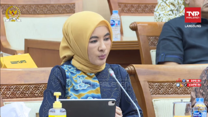 Direktur Utama Pertamina Nicke Widyawati saat rapat di DPR.