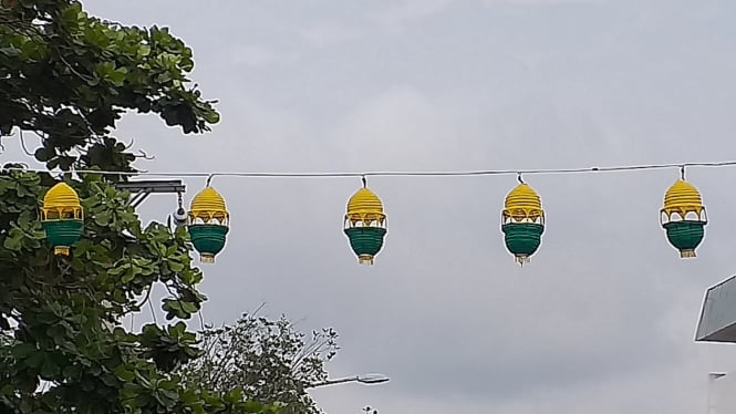 Lampu teng-tengan di Semarang.