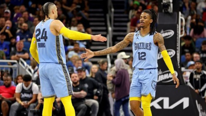 Bintang Memphis Grizzlies Ja Morant (kanan)