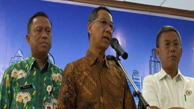 Pj Gubernur DKI Heru Budi Hartono memberikan keterangan kepada media di Jakarta.