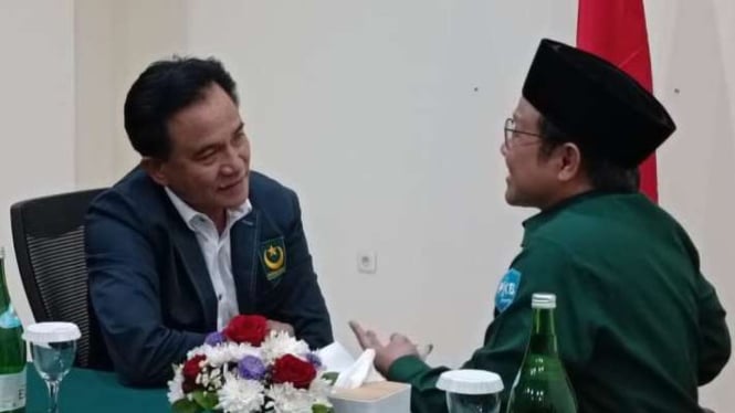 Ketua Umum PKB Muhaimin Iskandar (kanan) berbincang dengan Ketua Umum PBB Yusril Ihza Mahendra (kiri) di kantor pusat PKB, Jakarta, Kamis, 16 Maret 2023.