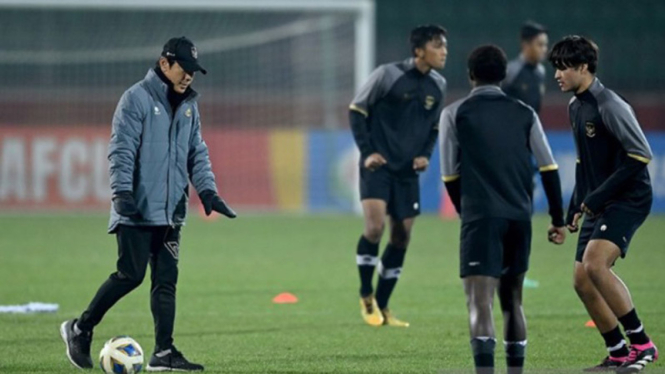Pelatih Timnas U-20 Indonesia Shin Tae-yong berikan instruksi ke pemainnya