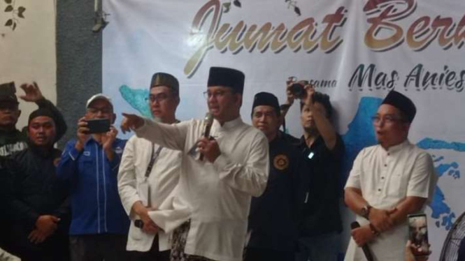 Bakal calon presiden Anies Baswedan memberikan pidato sambutan kepada simpatisannya yang datang ke SWK Gayungan, Surabaya, Jawa Timur, Jumat, 17 Maret 2023.