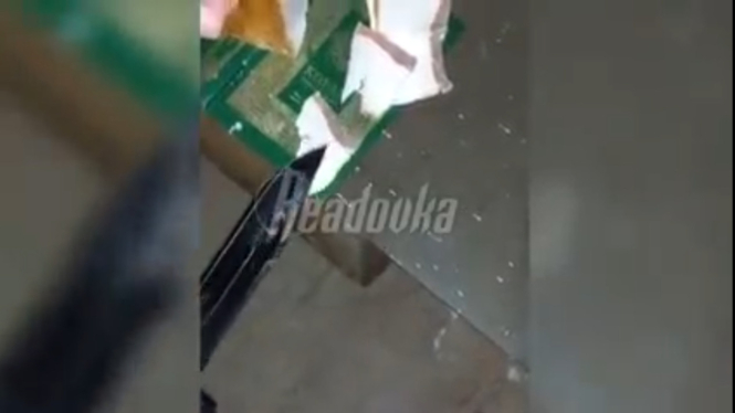 VIVA Militer: Tentara Ukraina memotong daging babi di atas Alquran
