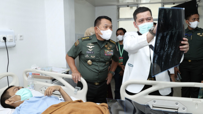 VIVA Militer: KSAD Jenderal TNI Dudung mengecek kondisi kesehatan Zaki Mubarok