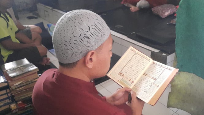 Seorang tahanan sedang membaca Alquran di Lapas Paledang, Bogor, Jawa Barat