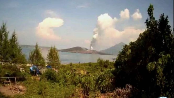 Pusat Vulkanologi dan Mitigasi Bencana Geologi (PVMBG) merekam erupsi yang terjadi di Gunung Anak Krakatu, Provinsi Lampung, Sabtu, 18 Maret 2023.