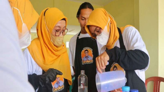 Pelatihan pembuatan sabun aromaterapi bagi emak-emak di Sukabumi