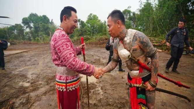 Kapolri dianugerahi gelar Patih Bakula oleh Tariu Borneo Bangkule Rajakng (TBBR)