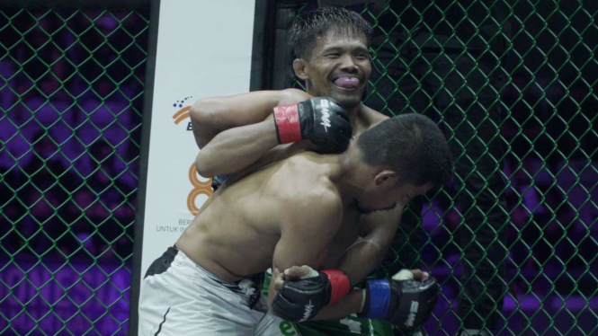 Momen Agus Setiabudi Melakukan Clinch pada Suwardi di One Pride MMA 67