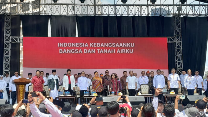 Presiden RI ke-5 sekaligus Ketua Dewan Pengarah Badan Pembinaan Ideologi Pancasila (BPIP) Megawati Soekarnoputri dan sejumlah tokoh menghadiri peringatan Hari Desa Nasional di GBK.