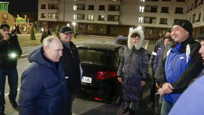 Vladimir Putin kunjungi kota Mariupol yang diduduki Rusia.