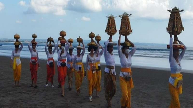 Prosesi ritual Melasti yang dilakukan oleh Umat Hindu Bali di Pantai Seminyak.