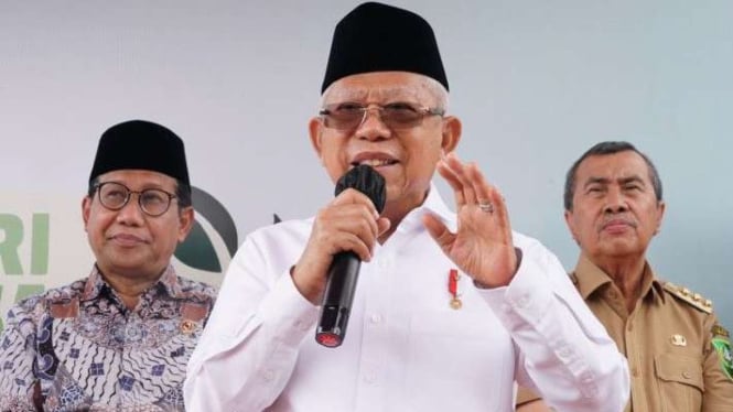 Wakil Presiden Maruf Amin memberikan keterangan pers kepada wartawan di sela-sela kunjungan kerja di Riau, Senin, 20 Maret 2023.