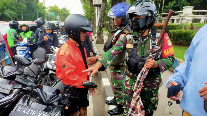 VIVA Militer: Prajurit TNI AD berhasil tangkap 3 pemuda pembawa celurit raksasa
