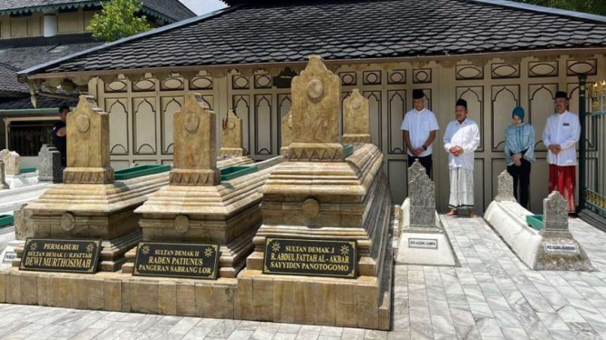 Ganjar ziarah ke makam-makam raja Demak